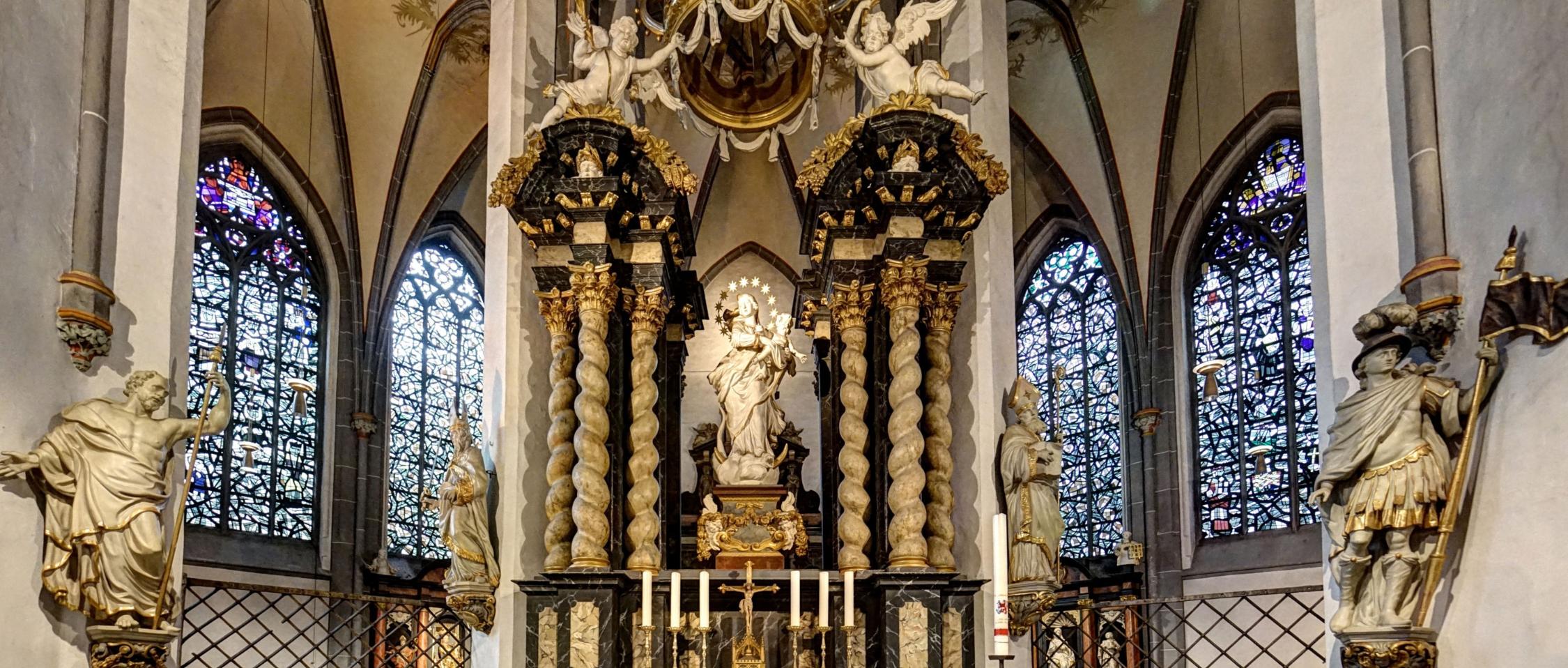 Hochaltar mit Strahlenkranzmadonna aus der Gruppello Schule