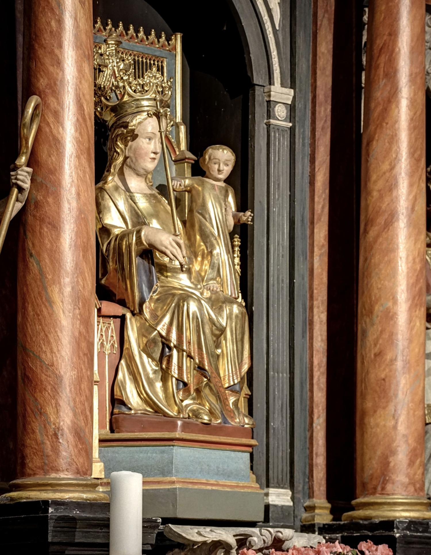 Altar mit goldener Madonna in der Lambertuskirche