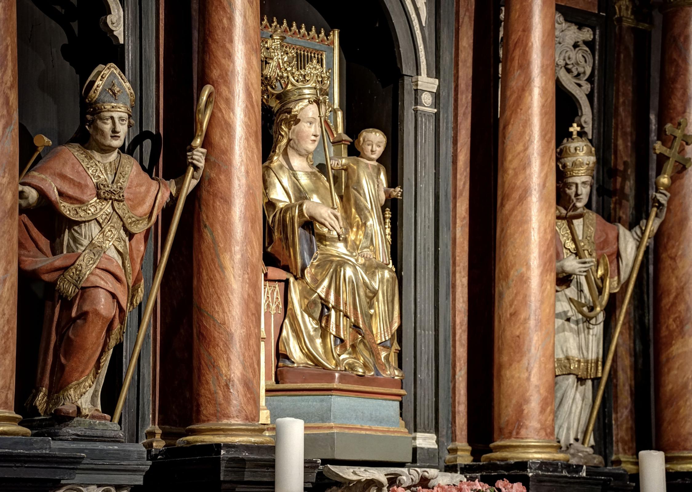 Altar mit goldener Madonna in der Lambertuskirche