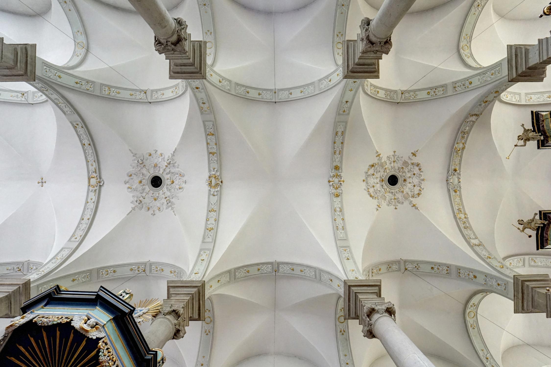 Blick in die Decke der Kirche St. Maximilian