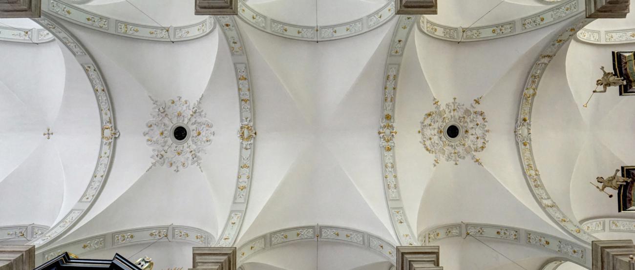 Decke in St. Maximilian (c) Wolfgang Hülk Blick in die Decke der Kirche St. Maximilian
