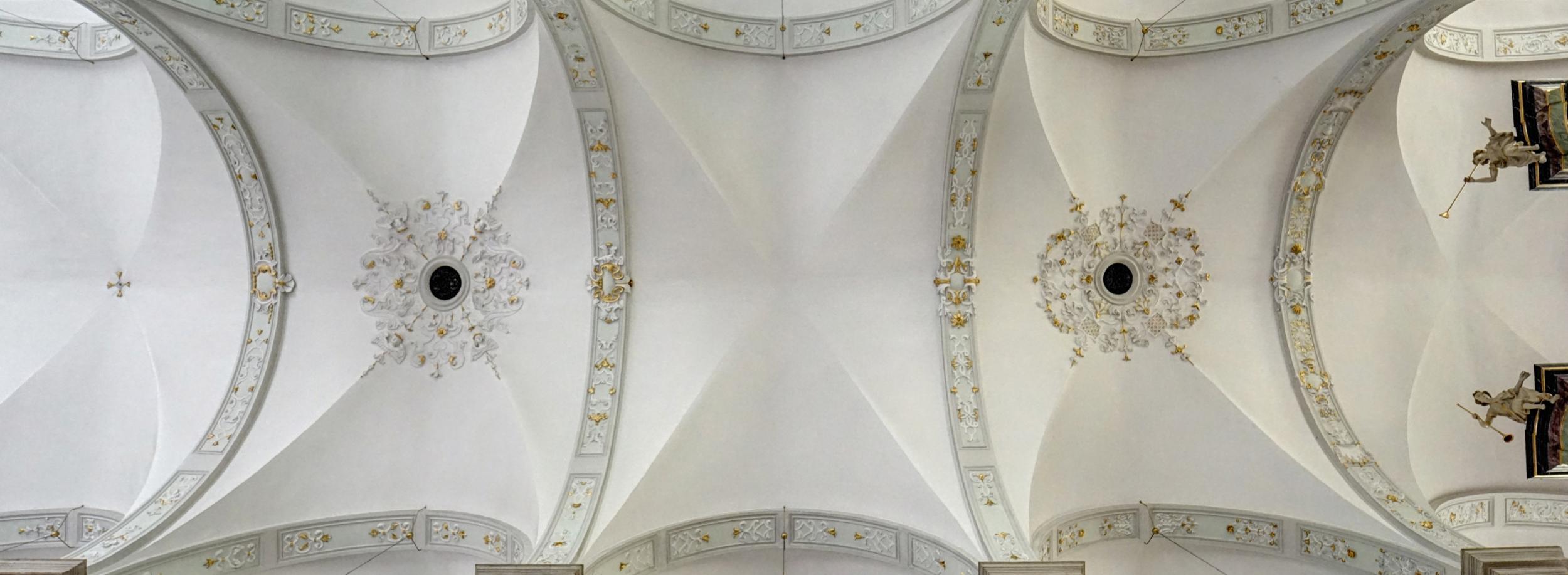 Blick in die Decke der Kirche St. Maximilian