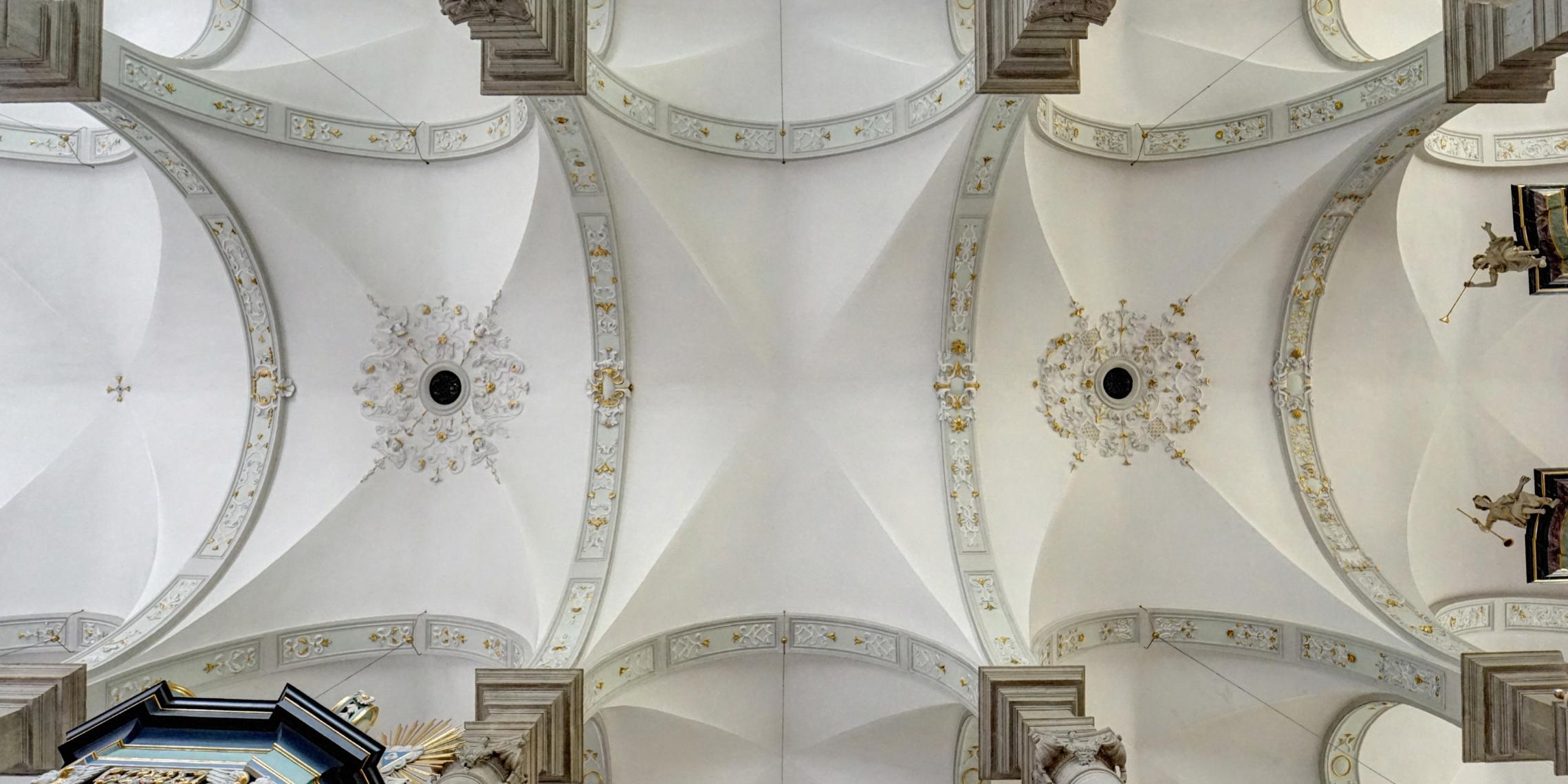 Blick in die Decke der Kirche St. Maximilian