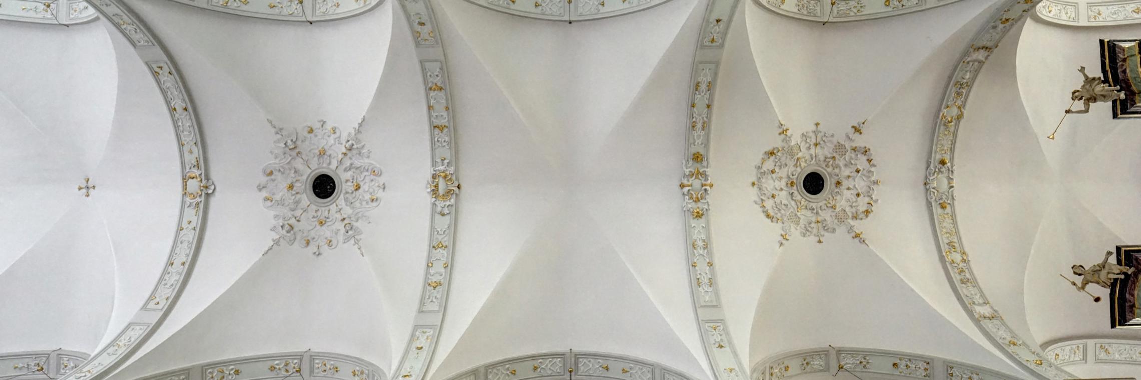 Blick in die Decke der Kirche St. Maximilian