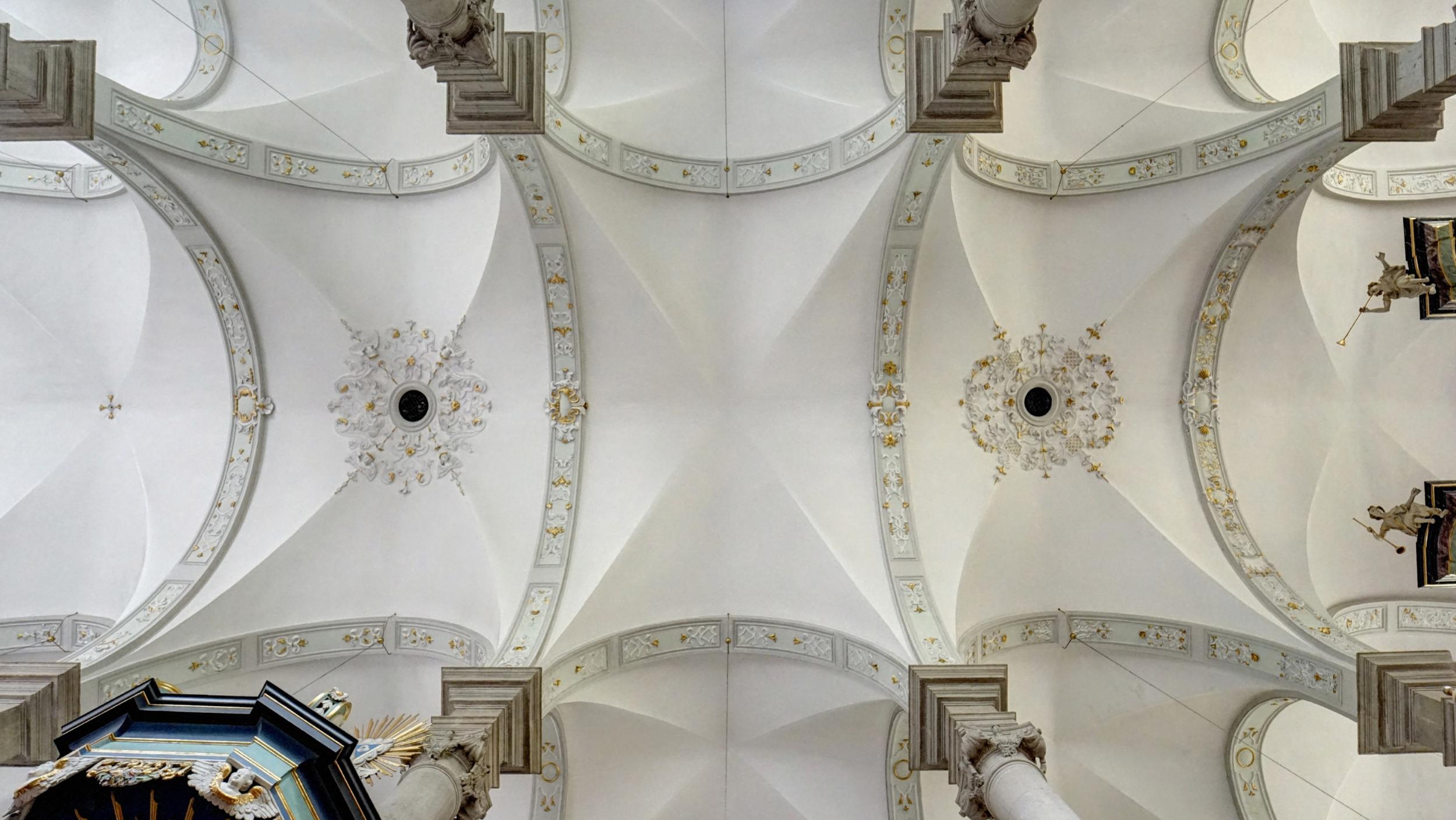 Blick in die Decke der Kirche St. Maximilian