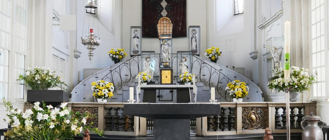 AltarraumAmdreas_österlicherSchmuck (c) Beatrix Reese Blick in den Altarraum der Kirche St. Andreas