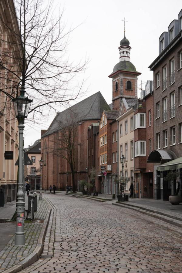 Ansicht der Kreuzherrenkirche von der Ratingerstraße aus. (c) Beatrix Reese Ansicht der Kreuzherrenkirche von der Ratingerstraße aus.