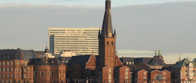 Ansicht der Lambertuskirche vom gegenüberliegenden Rheinufer aus.