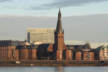 Ansicht der Lambertuskirche vom gegenüberliegenden Rheinufer aus.