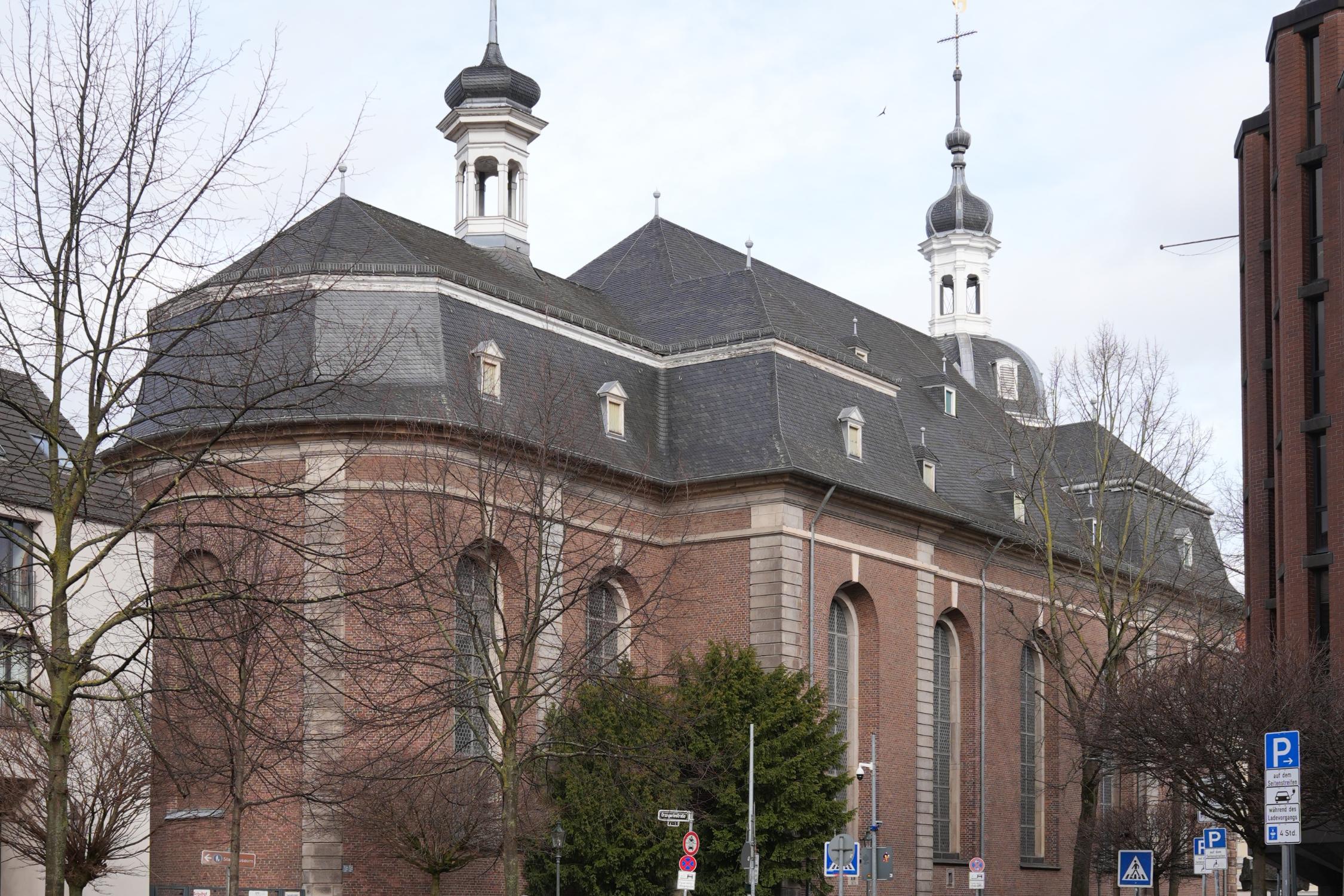 Kirche St. Maximilian von der Poststraße aus