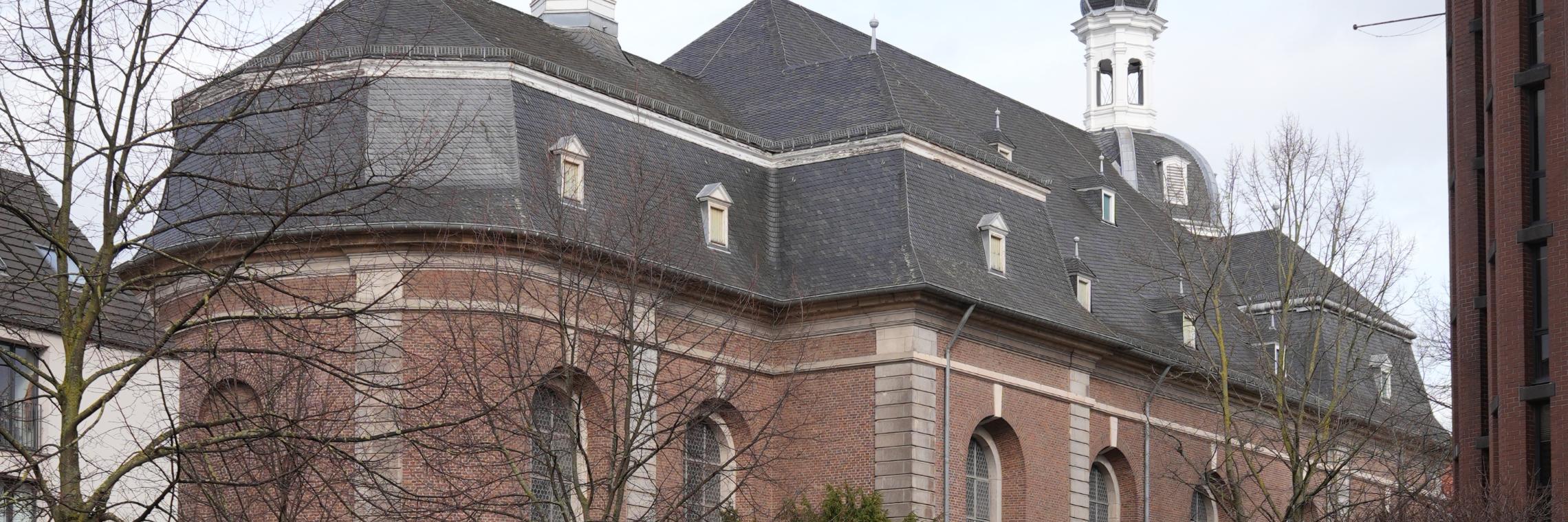 Kirche St. Maximilian von der Poststraße aus