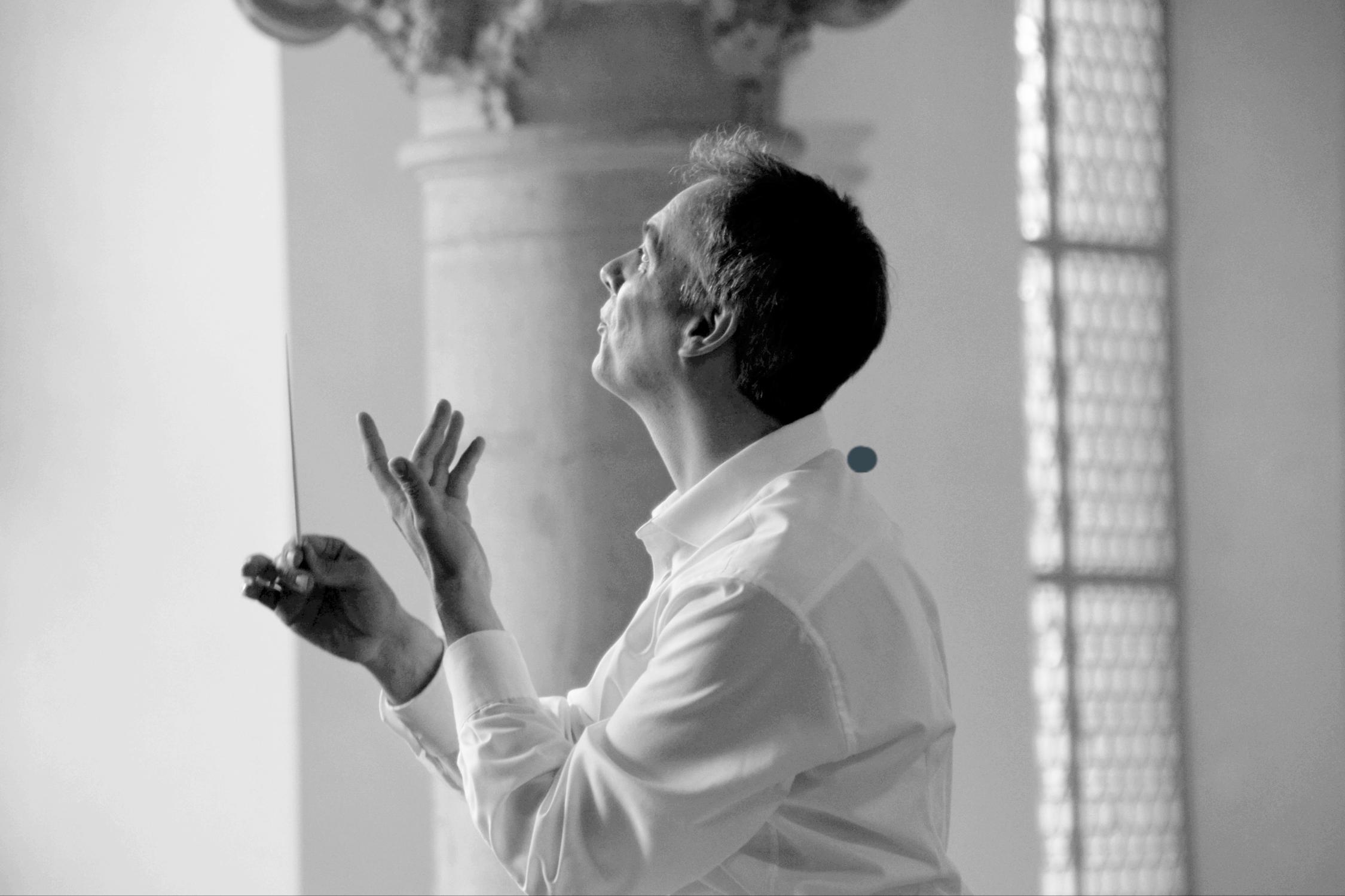 Markus Belmann dirigiert in der Maxkirche