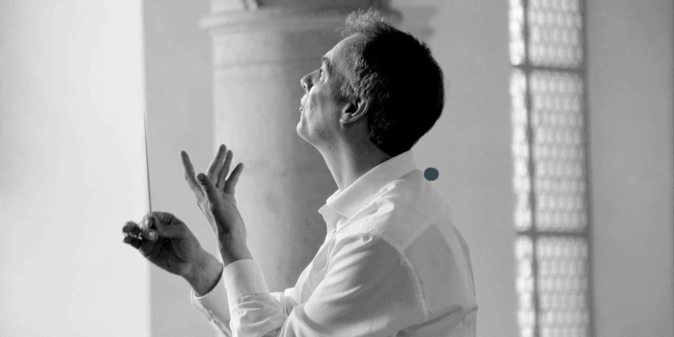 Markus Belmann dirigiert in der Maxkirche
