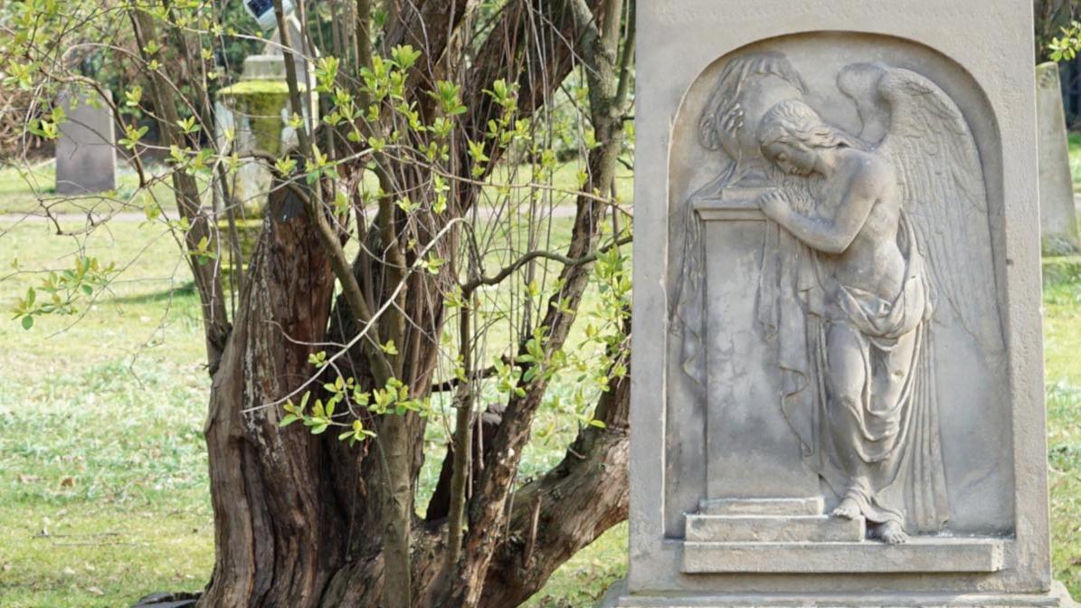 Grabstein mit Engelfigur