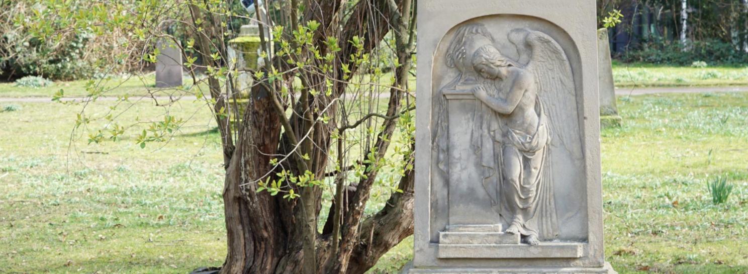 Grabstein mit Engelfigur