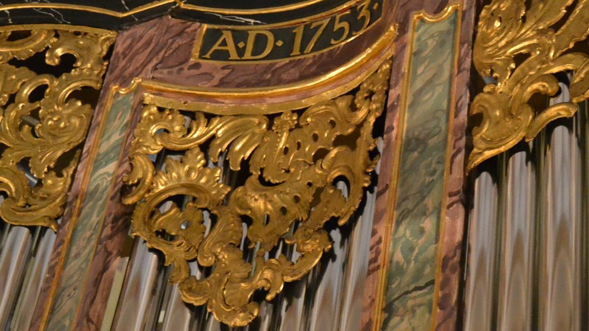 Detail der Orgel von St. Maximilian mit dem Schriftzug AD 1753