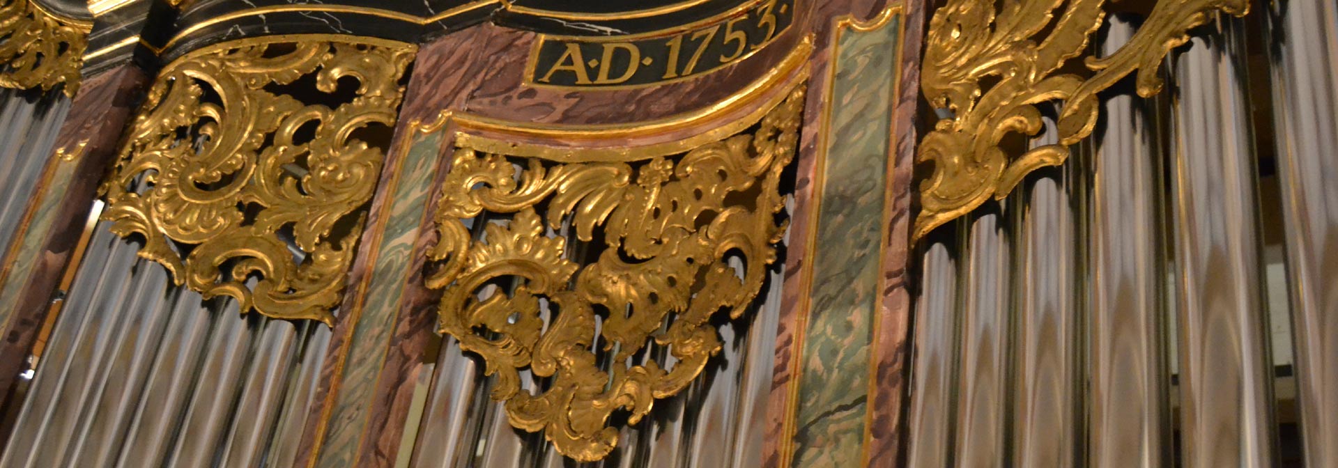 Detail der Orgel von St. Maximilian mit dem Schriftzug AD 1753