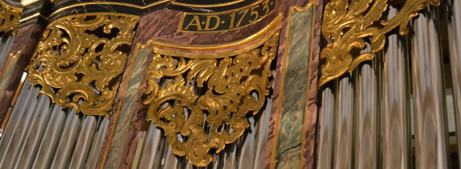 Detail der Orgel von St. Maximilian mit dem Schriftzug AD 1753