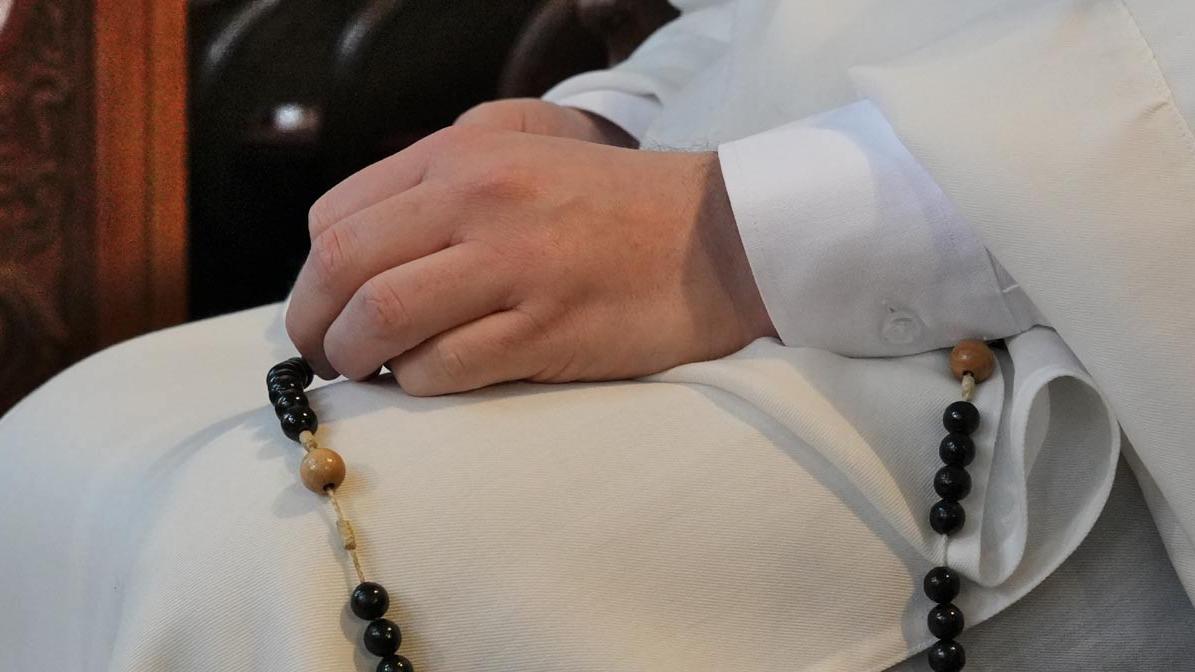Dominikaner hält Rosenkranz in der Hand