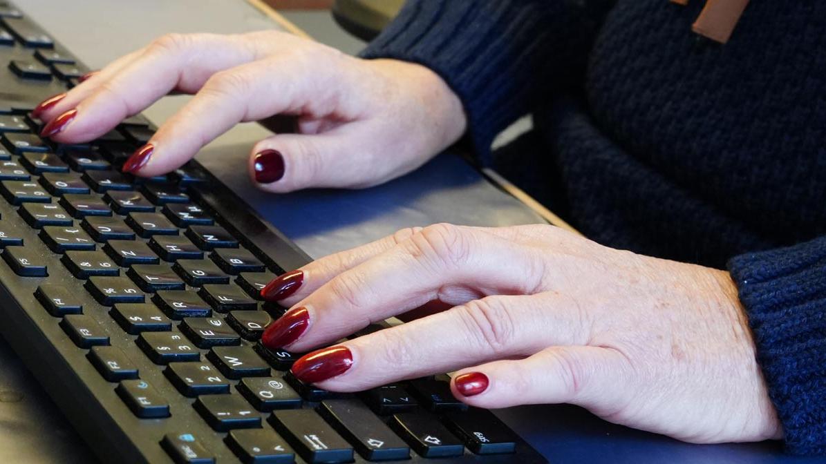 Hände auf einer Computertastatur