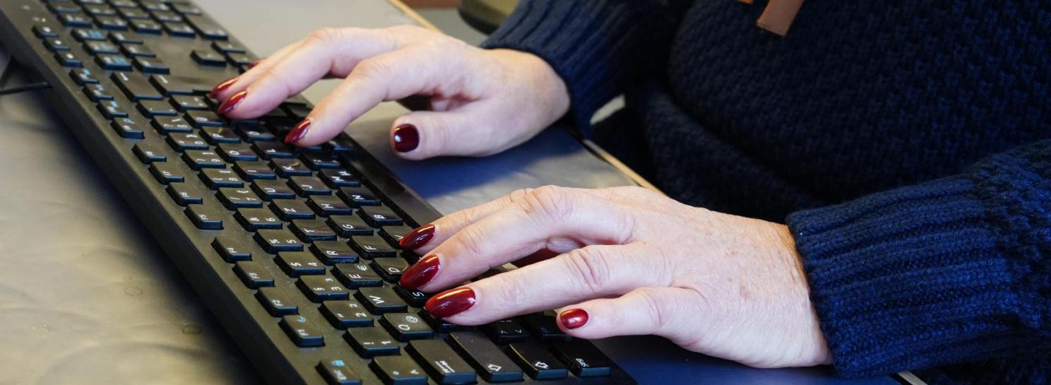 Hände auf einer Computertastatur