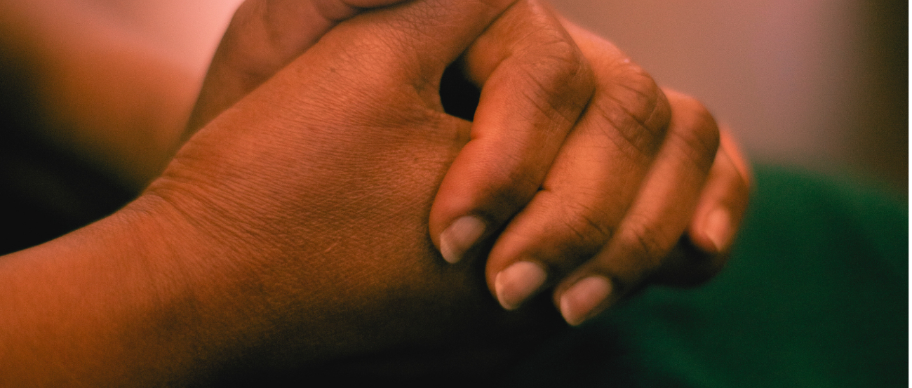 Hands Clasped in Prayer (c) Eunice Pais_diversifylens | Canva zum Gebet gefaltete Hände