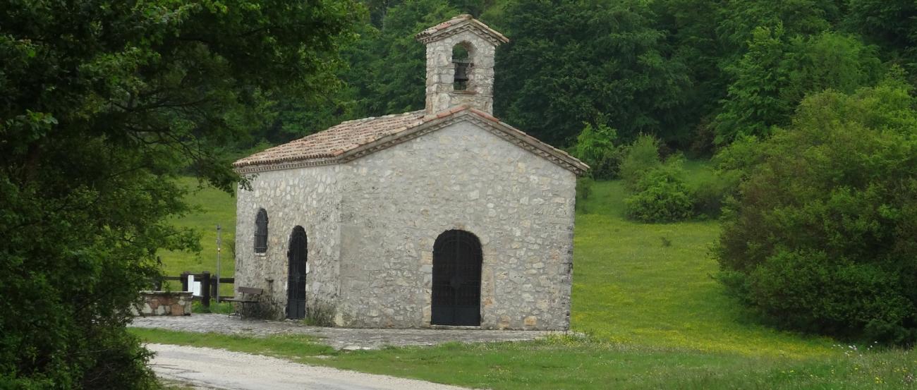 Weg zu einer Kapelle auf dem Franziskusweg