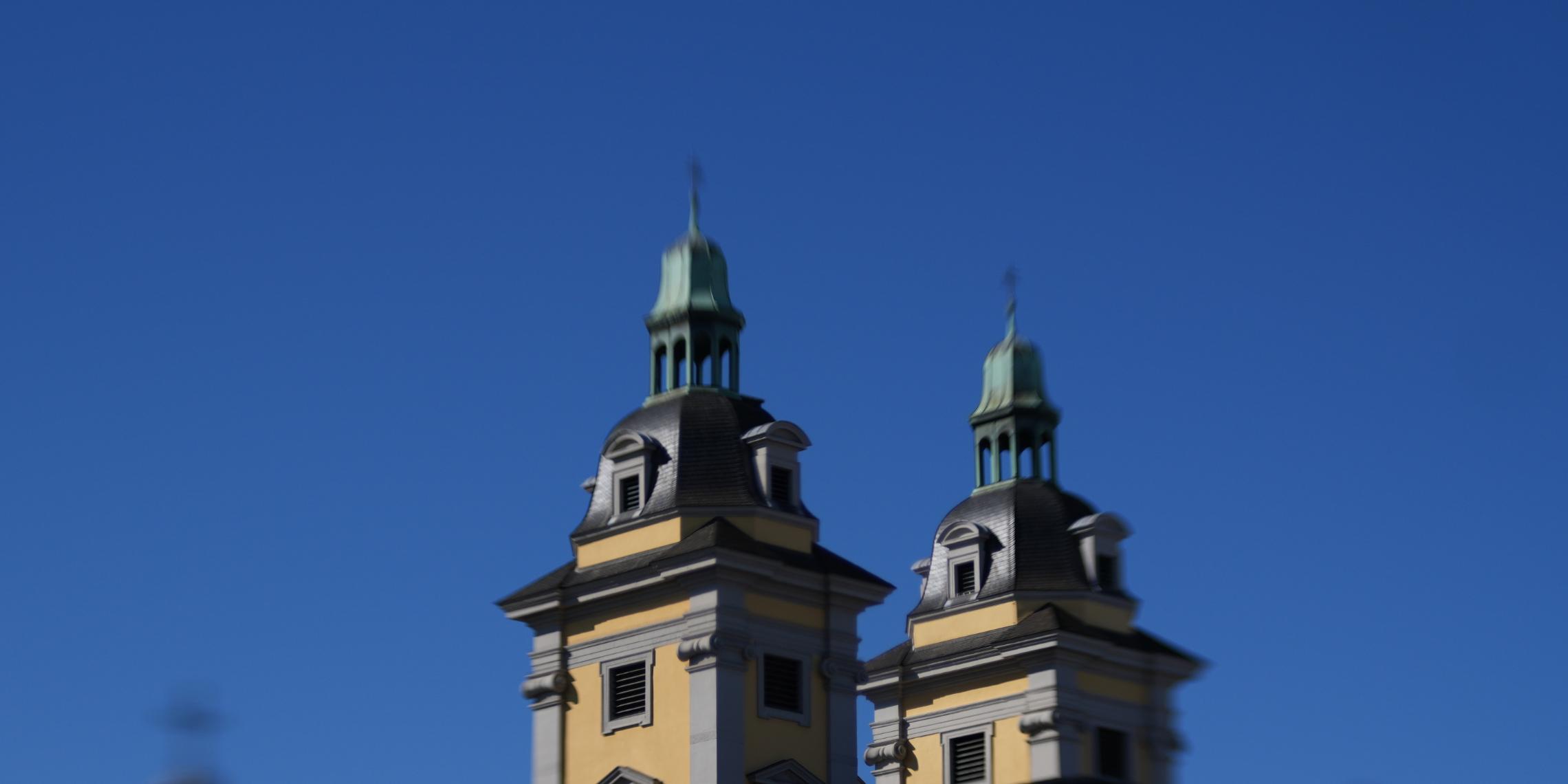 Kirchtürme der Kirche St. Andreas verschwommen
