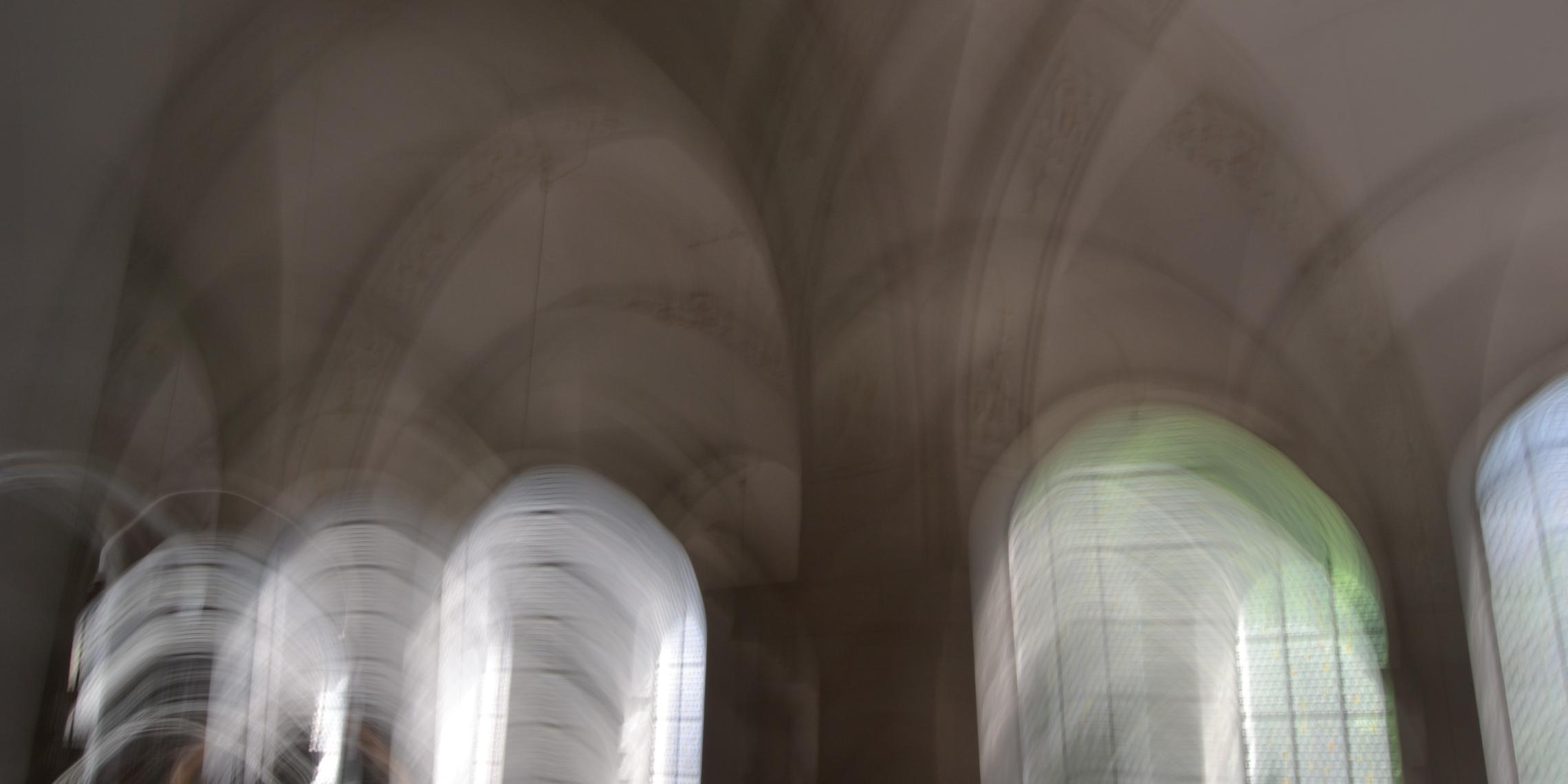 verschwommenes Foto - Blick nach oben in der Maxkirche