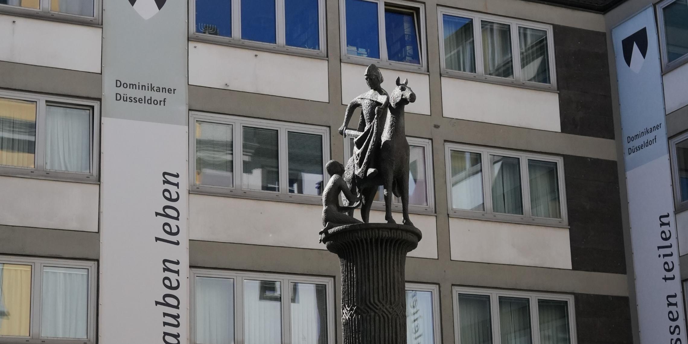 Teilansicht der Fassade des Dominkanerklosters mit Statue des Hl. Martin