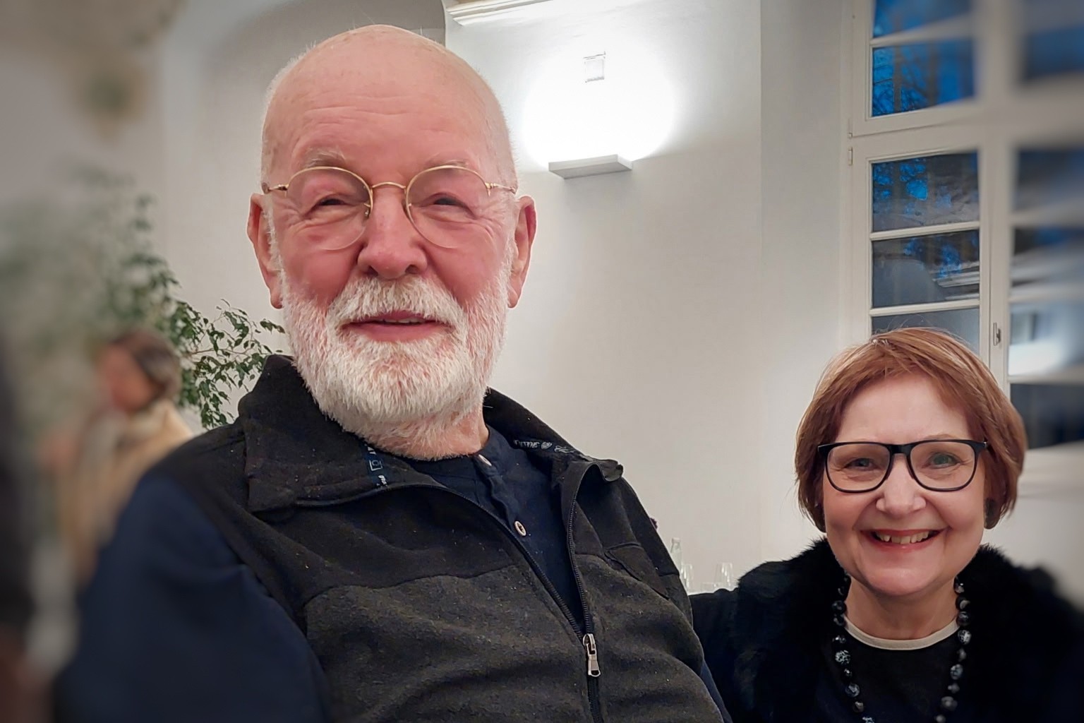 Pfarrer Huberts Doods sitzt neben Felizitas Marx, Vorsitzende des Rates der pastoralen Einheit