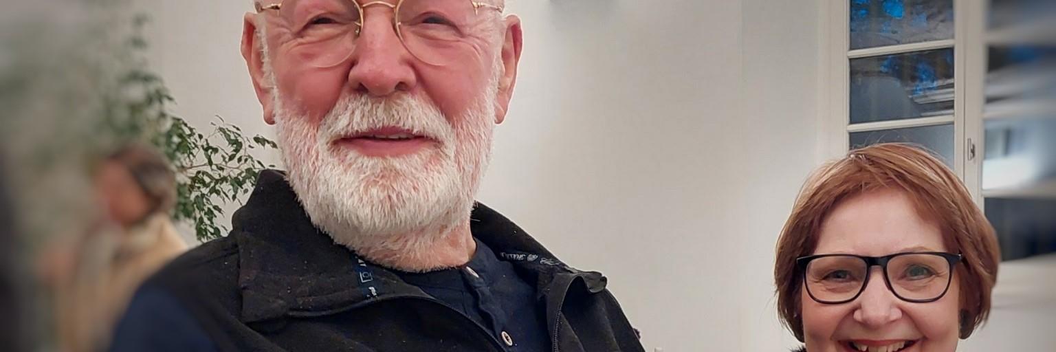 Hubert Doods Pfarrer Huberts Doods sitzt neben Felizitas Marx, Vorsitzende des Rates der pastoralen Einheit