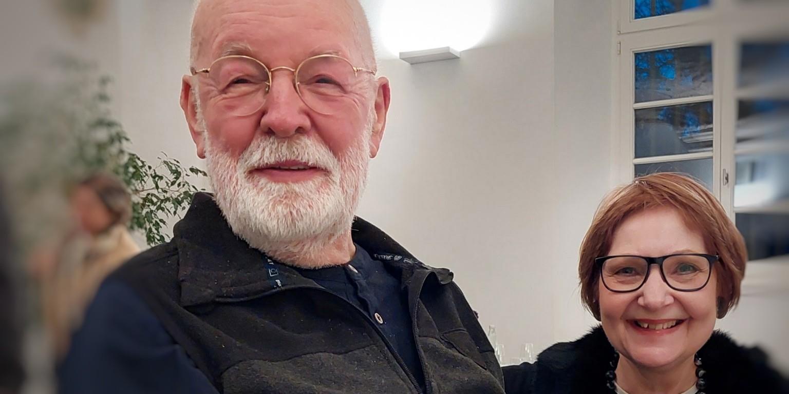 Hubert Doods Pfarrer Huberts Doods sitzt neben Felizitas Marx, Vorsitzende des Rates der pastoralen Einheit