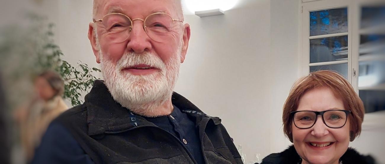 Pfarrer Huberts Doods sitzt neben Felizitas Marx, Vorsitzende des Rates der pastoralen Einheit