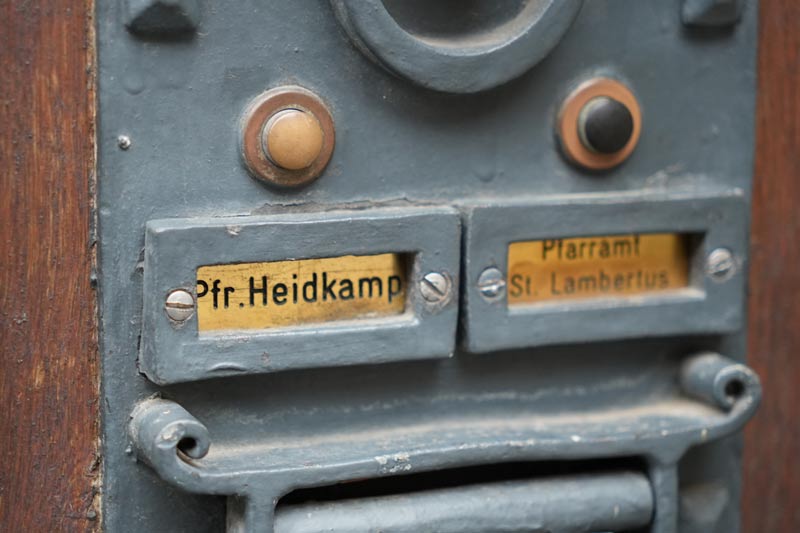 Klingelschild am Pfarrhaus