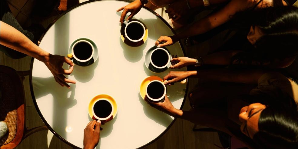 Kaffeetrinken runder Tisch - RDNE Projekt Pexels auf Canva
