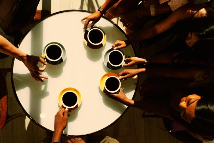 Kaffeetrinken runder Tisch - RDNE Projekt Pexels auf Canva