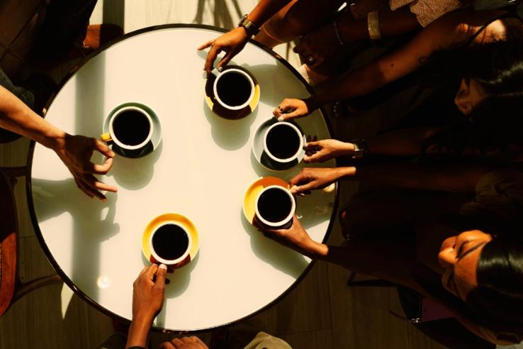 Kaffeetrinken runder Tisch - RDNE Projekt Pexels auf Canva