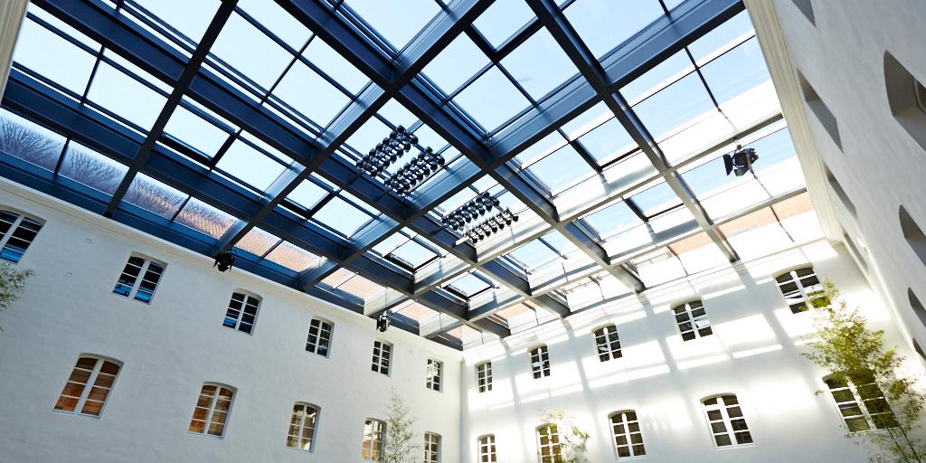 Maxhaus Klosterhof Innenansicht mit Blick auf das gläserne Dach