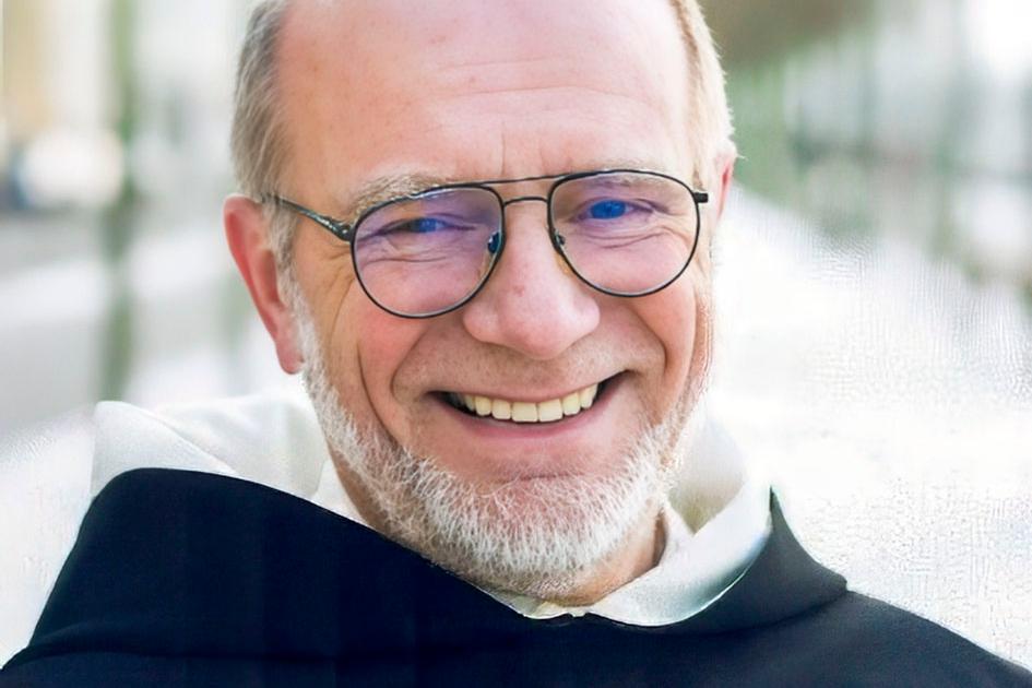 Pater Manuel Merten lächelt.