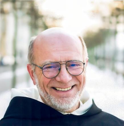 Pater Manuel Merten lächelt.