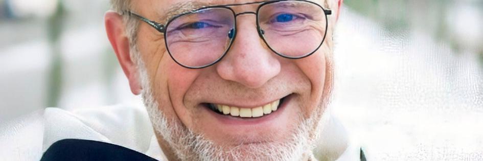 Pater Manuel Merten lächelt.