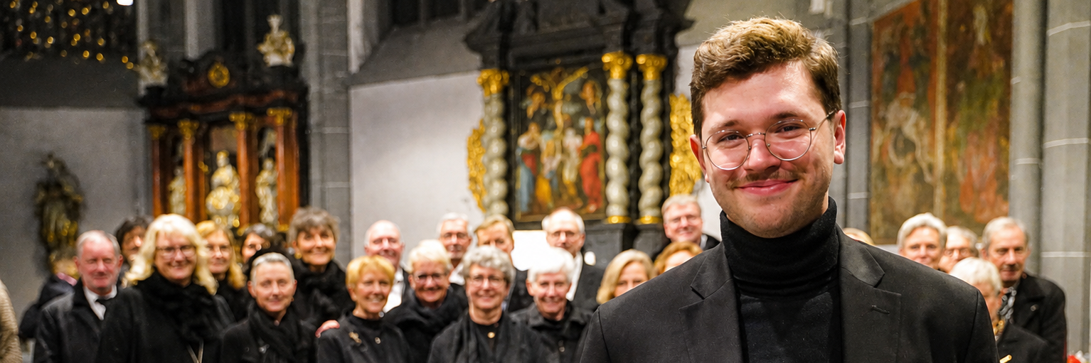 Kantor Johannes Güdelhöfer und Sängerinnen und Sänger des Stiftschores