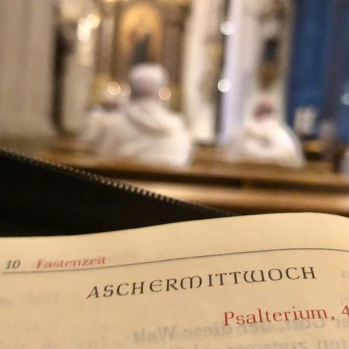 Blick ins Stundenbuch beim Morgengebet der Dominikaner