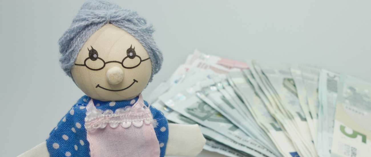 blickpixel-puppet-550583_1920 (c) blickpixel auf Pixabay Fingerpuppe Großmutter, im Hintergrund Euro-Noten