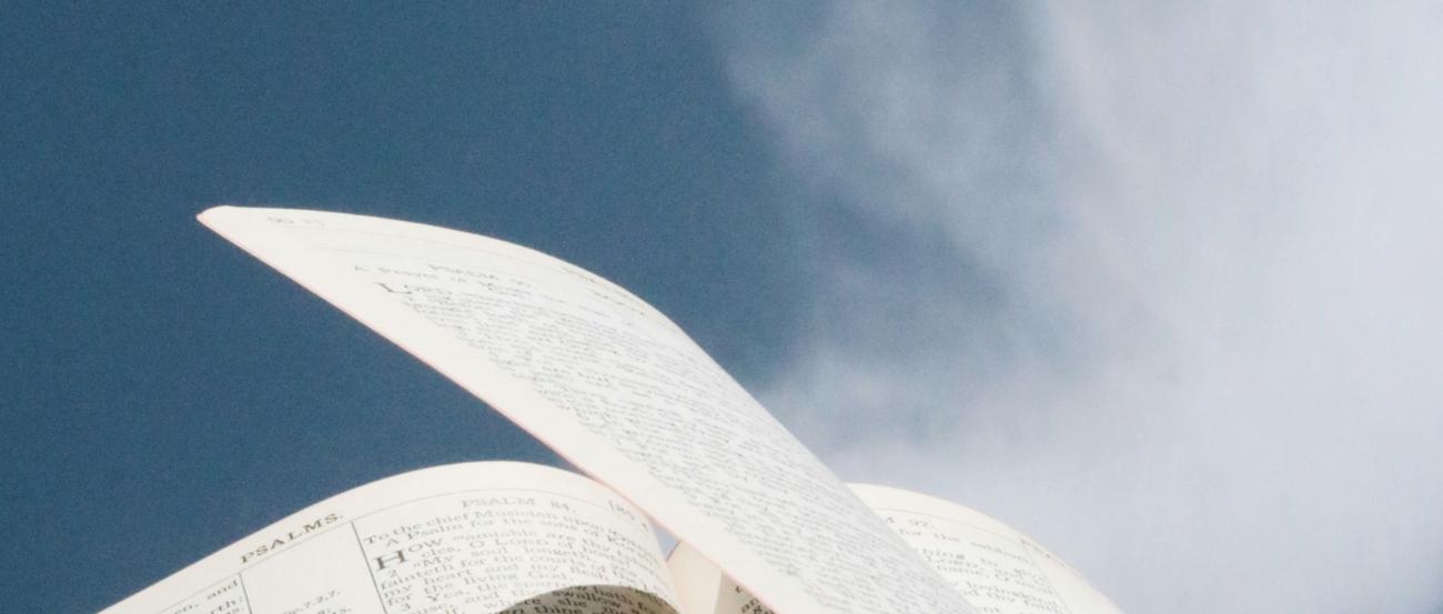 Bibel mit Himmel