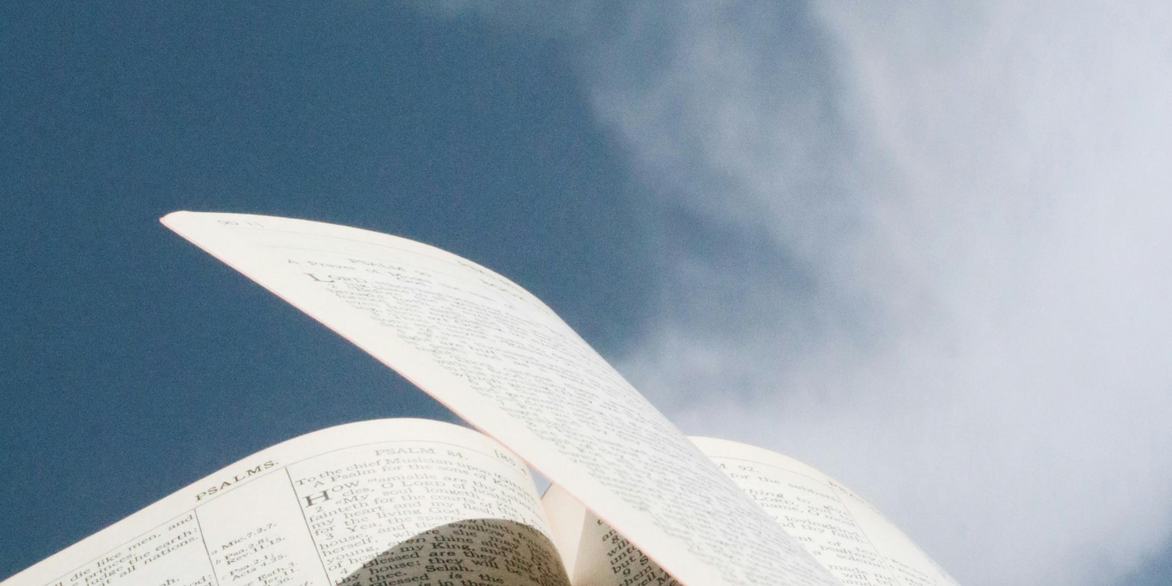 Bibel mit Himmel