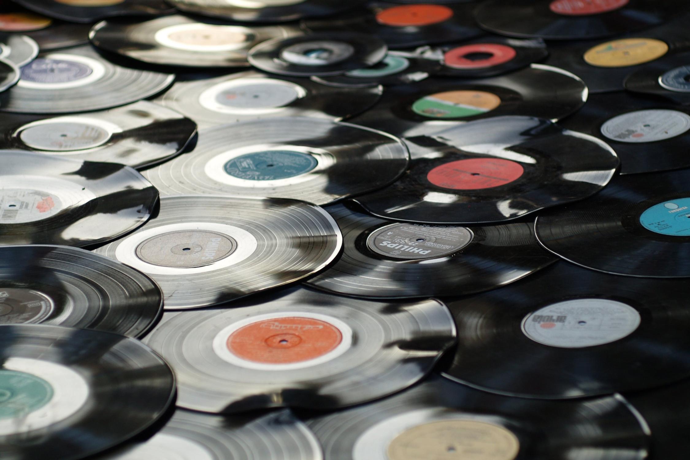 Vinylschallplatten liegen nebeneinander
