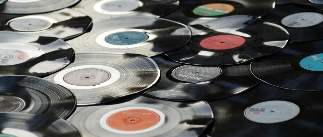 Tiburi Vinyl (c) pixabay Vinylschallplatten liegen nebeneinander