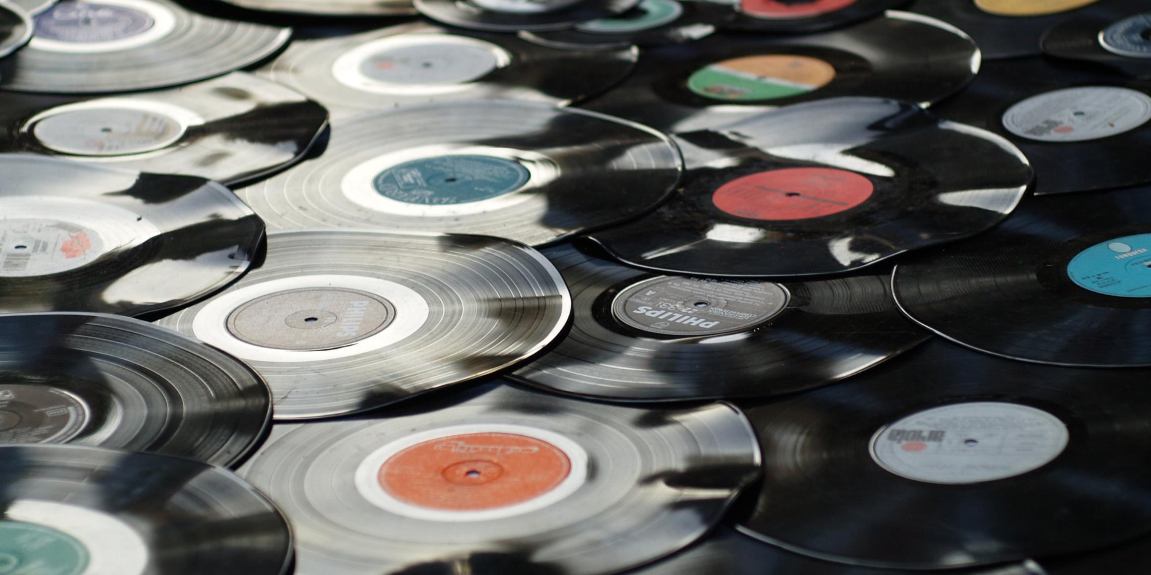 Vinylschallplatten liegen nebeneinander